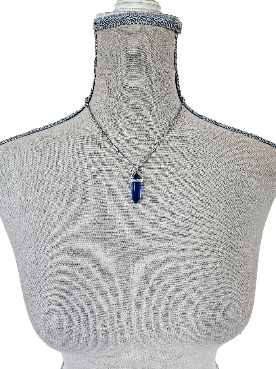 Collier chaine argentée et son pendentif pointe de cristal bleu nuit intense – photo 4